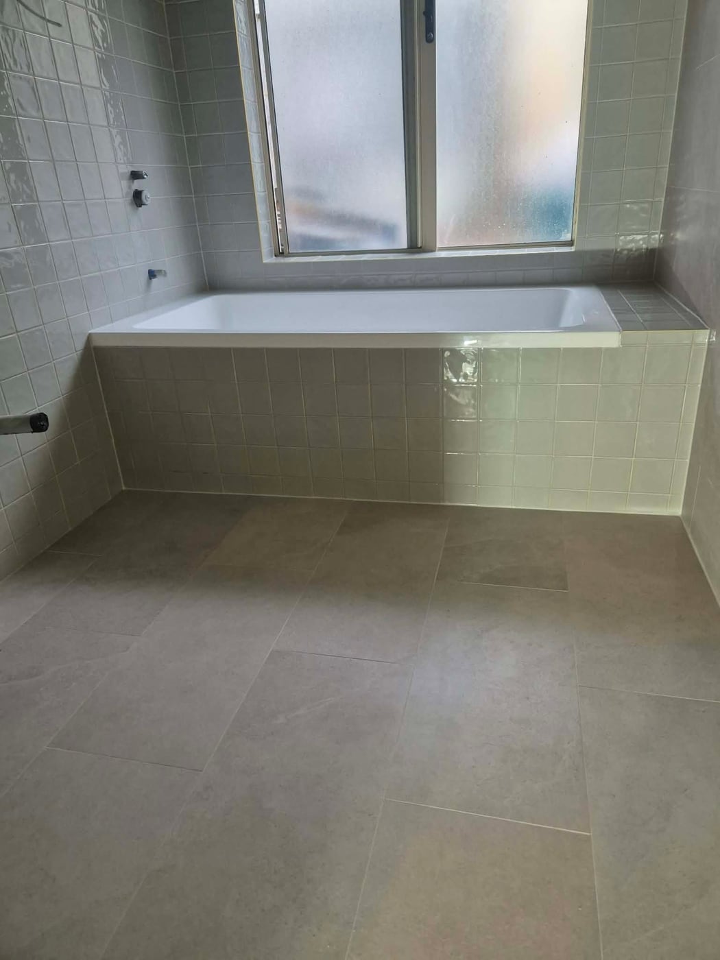 Bathtub with tiled surround