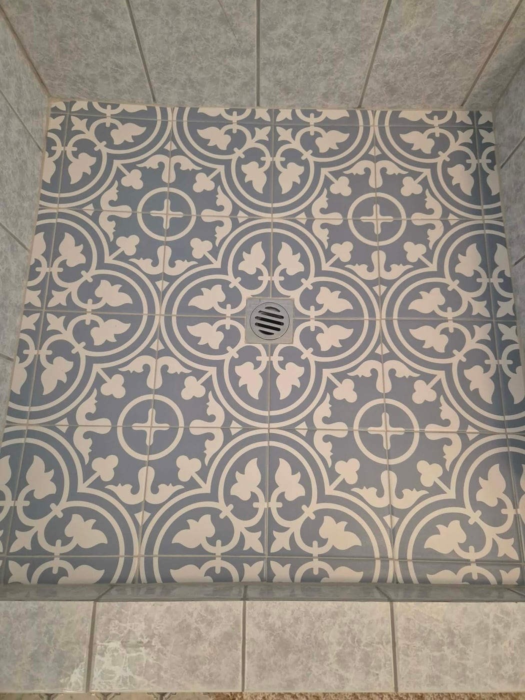 Patterned encaustic feature floor